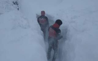 На високогір’ї Карпат двометрові кучугури снігу, туристів закликають туди не йти (ФОТО)