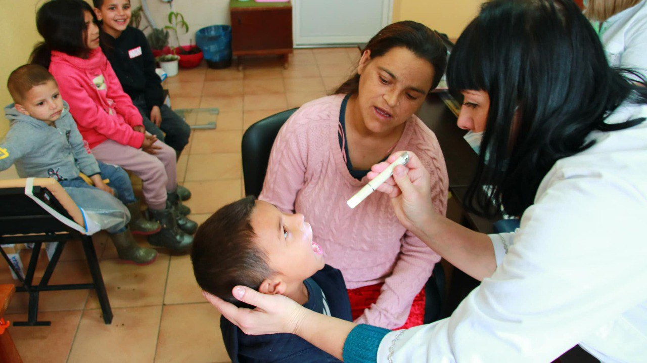 На Закарпатті мобільні бригади продовжують вакцинувати ромських дітей проти інфекційних захворювань.