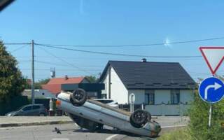 ФОТОФАКТ. При в’їзді в Ужгород внаслідок ДТП авто перекинулося на дах