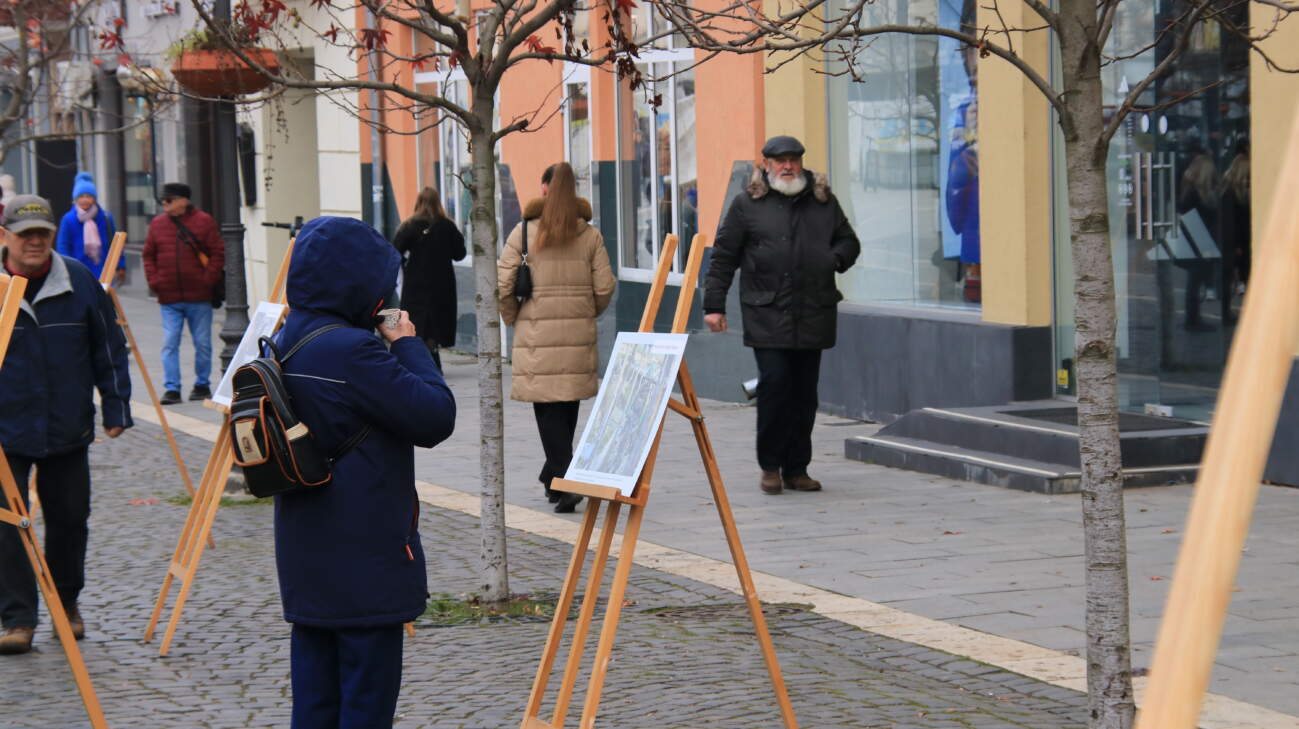 В Ужгороді відкрили фотовиставку, приурочену до 1000 днів повномасштабної війни (ФОТО)