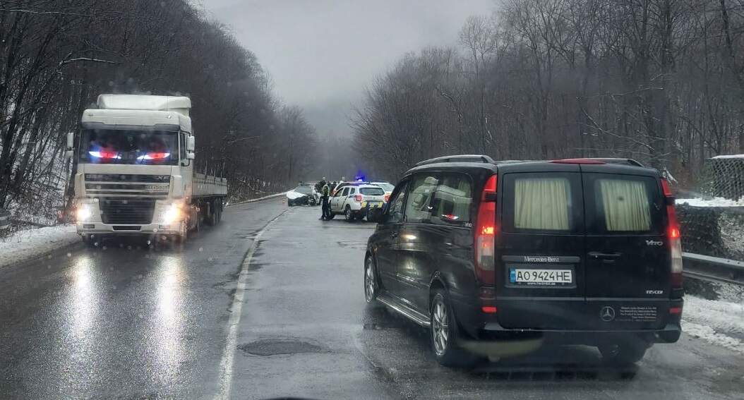 Оприлюднили прізвище поліцейського, який спричинив смертельну ДТП у Закарпатті: Він уже "порішав" одне летальне ДТП (ВІДЕО. ФОТО)